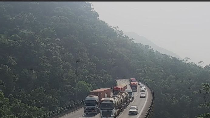 Trânsito intenso na altura do km 48 da rodovia dos Imigrantes na manhã de hoje (13) - Imagem: Reprodução / Ecovias