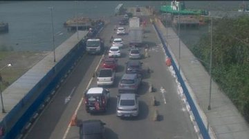 Fila ne veículos na balsa de Bertioga com destino a Guarujá durante a manhã de hoje (13) - Imagem: Reprodução / Departamento Hidroviário