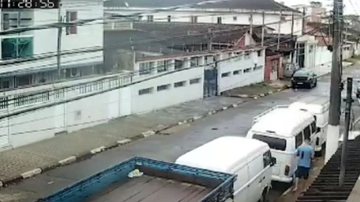 A vítima foi socorrida por familiares e conduzida ao Hospital Ana Costa de São Vicente - Reprodução/Internet