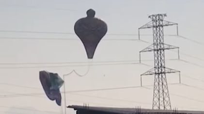 Balão caiu em rede de distribuição de energia elétrica, em Bertioga - Reprodução/Instagram