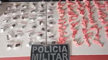 Foram encontradas 104 porções de cocaína, 44 porções e frascos com skunk, três porções de haxixe e dinheiro - Divulgação/21º BPM/I