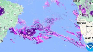 Áreas em roxo mostram a fumaça sobre o Atlântico a caminho da África - Reprodução/NOAA/MetSul