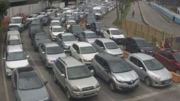 Fila de veículos na balsa de Guarujá com destino a Santos, durante a manhã de hoje (18) - Imagem: Reprodução / Departamento Hidroviário
