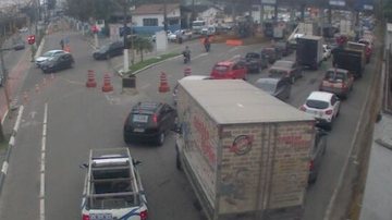 Fila de veículos na balsa de Guarujá com destino a Santos durante a manhã de hoje (25) - Imagem: Reprodução / Departamento Hidroviário
