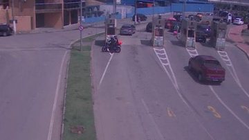 Poucos veículos esperam na travessia de balsas de Ilhabela com destino a São Sebastião na manhã de hoje (23) - Imagem: Reprodução / Departamento Hidroviário