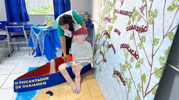 Professora acerta detalhes de atividades feitas com alunos e usuários da Apae Caraguatatuba - Estéfani Braz