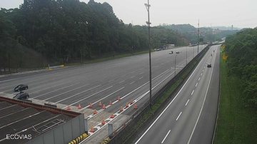 Segundo a Ecovias, a condutora do veículo foi ejetada, após o carro colidir contra um talude - Divulgação/Ecovias