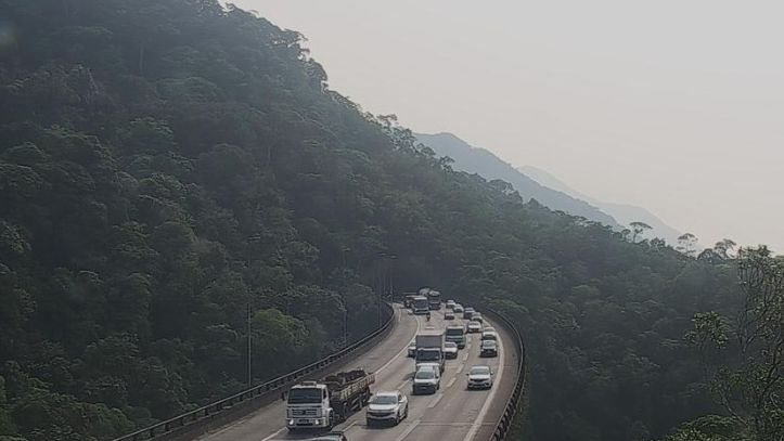 Trânsito intenso na altura do km 48 da rodovia dos Imigrantes, durante a manhã de hoje (9) - Imagem: Reprodução / Ecovias