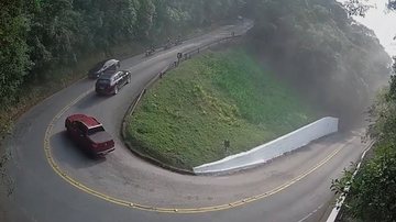 Trecho de serra da rodovia Oswaldo Cruz durante a manhã de hoje. Neblina, mas boa fluidez - Imagem: Reprodução / DER-SP