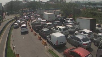 Longa fila de veículos na balsa de Santos com destino a Guarujá durante a manhã de hoje (12) - Imagem: Reprodução / Departamento Hidroviário