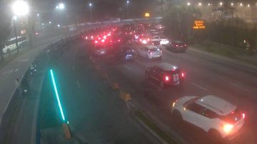 Fila de carros à espera da travessia, em Santos - Divulgação/Semil