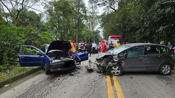 Colisão frontal entre carros deixou uma pessoa presa nas ferragens - Reprodução: Felipe Algusto