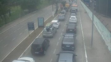 Fila de veículos na balsa de São Sebastião com destino a Ilhabela durante a manhã de hoje (27) - Imagem: Reprodução / Departamento Hidroviário