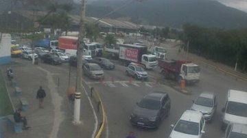 Fila de veículos na balsa de São Sebastião com destino à Ilhabela durante a manhã de hoje (19) - Imagem: Reprodução / Departamento Hidroviário