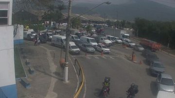 Longa fila de veículos na balsa de São Sebastião com destino a Ilhabela durante a manhã de hoje (26) - Imagem: Reprodução / Departamento Hidroviário