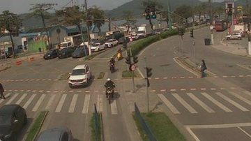 Trânsito nos arredores da travessia de Santos com destino a Guarujá durante a manhã de hoje (20) - Imagem: Reprodução / Departamento Hidroviário