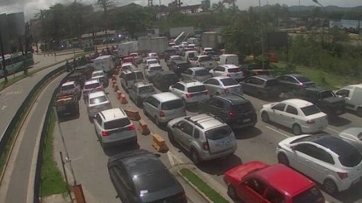 Fila de veículos na balsa de Santos com destino a Guarujá, durante a manhã de hoje (17) - Imagem: Reprodução / Departamento Hidroviário