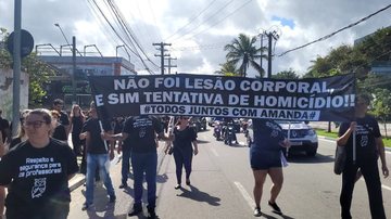 Professores foram até o paço municipal em manifestação pacífica por mais segurança e respeito - Reprodução/Guarujá Mil Grau