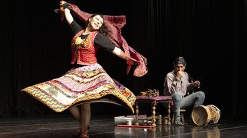 Brinquedos criados por Diane ganham vida por meio dos corpos dos dois bailarinos - Divulgação/João Maria