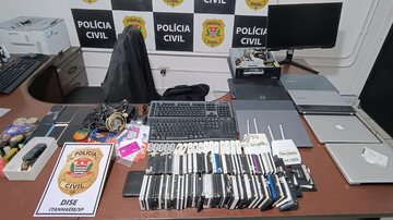 Policiais se surpreenderam com a quantidade de aparelhos eletrônicos encontrados no imóvel - Divulgação/SSP-SP