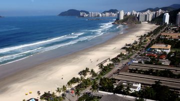 Beleza natural vai além das águas cristalinas, a vegetação e os costões rochosos complementam a paisagem paradisíaca Praia do Guaiúba, no Guarujá, é ótima opção para curtir o domingo de sol Vista aérea da praia - Pedro Rezende