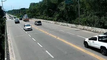 Trecho de Bertioga da rodovia Rio-Santos, nesta terça-feira (15) - Imagem: Reprodução / DER-SP