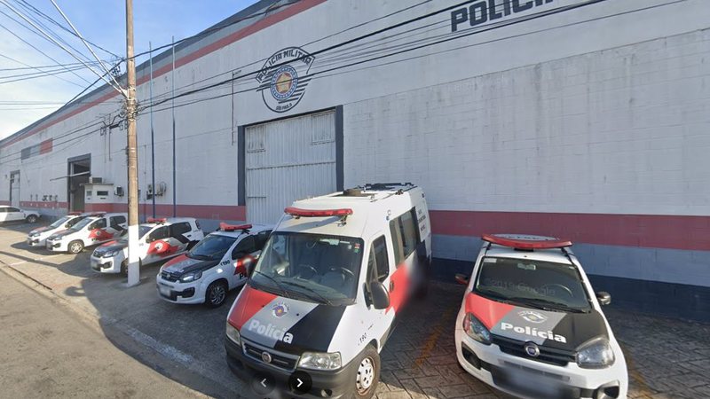 Indivíduo permanece preso à disposição da Justiça Funileiro é preso após furtar bicicleta no valor de R$ 400,00 Homem com as mãos nas grades da prisão - Reprodução/Google Street View