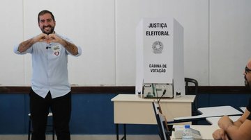 Prefeito foi reeleito pela coligação Orgulho de Ser de São Vicente - Divulgação/Kayo Amado