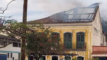 Fogo atingiu o telhado e o segundo andar da estrutura centenária - Curta São Sebá/Facebook