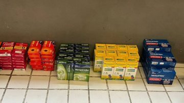 Parte dos medicamentos foi encontrada com um suspeito, que fugia de um beco - Divulgação/Polícia Militar
