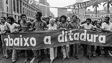 Lei faculta, também, que homenagens já existentes sejam removidas - Wikimedia Commons