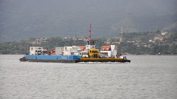 Travessia entre Santos e Guarujá será interditada por 24 horas Balsa atravessando com carros em cima - Divulgação/Dersa