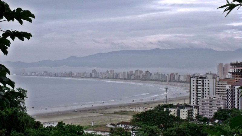 Ação especial permanece até o final de fevereiro Praia Grande Orla de Praia Grande com coqueiros, prédio e a praia - Flávia Souza