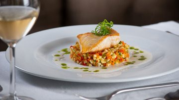 Filé de prejereba ao molho de vinho branco com ratatouille de palmito pupunha - Gustavo Porto / Les Épices