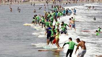 Mais de 200 surfistas buscam recorde mundial em Santos - Divulgação/CRS Comunicação