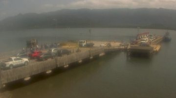 Travessia de balsa entre Guarujá e Bertioga durante a manhã de hoje (7) - Imagem: Reprodução / Departamento Hidroviário