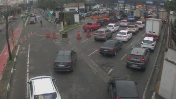 Longa fila de veículos na balsa de Guarujá com destino a Santos, durante a manhã de hoje (4) - Imagem: Reprodução / Departamento Hidroviário