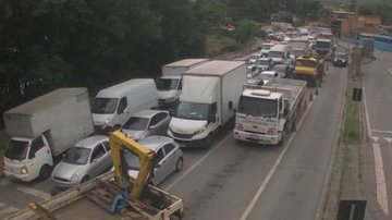 Fila de veículos na balsa de Ilhabela, com destino a São Sebastião, durante a manhã de hoje (10) - Imagem: Reprodução / Departamento Hidroviário