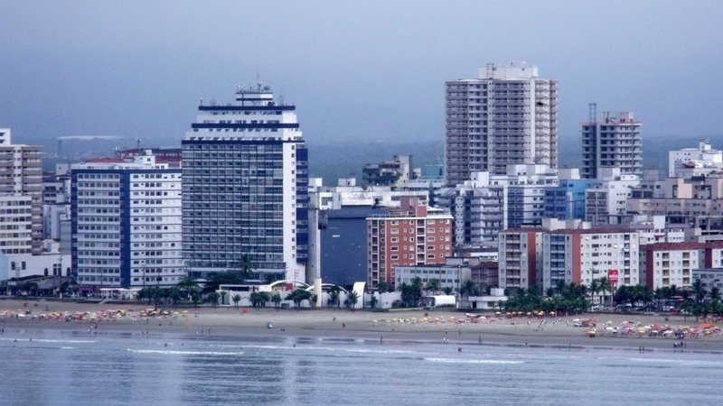 Liderada por Guarujá, Baixada Santista espera gerar mais de 6 mil empregos na temporada de verão Praia lotada de gente - Flávia Souza