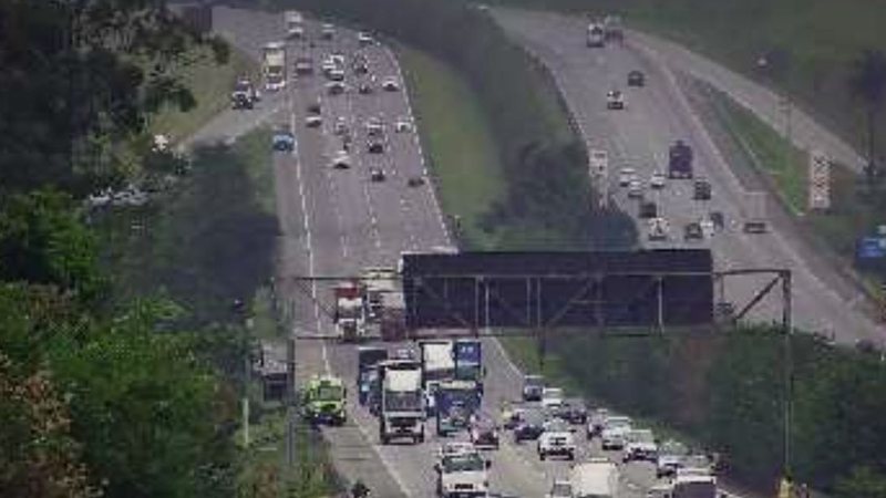 Congestionamento na altura do km 20 da rodovia dos Imigrantes, durante a manhã de hoje (4) - Imagem: Reprodução / Ecovias