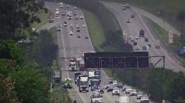 Congestionamento na altura do km 20 da rodovia dos Imigrantes, durante a manhã de hoje (4) - Imagem: Reprodução / Ecovias