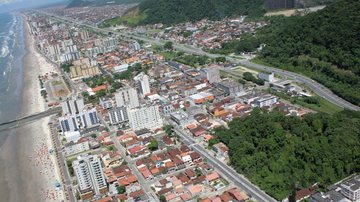 Mongaguá, no litoral de SP,  amanheceu com neblina "europeia" nesta segunda-feira (9) Com teimosia da frente fria, cidade do litoral de SP amanhece europeia (só no clima) - Secom