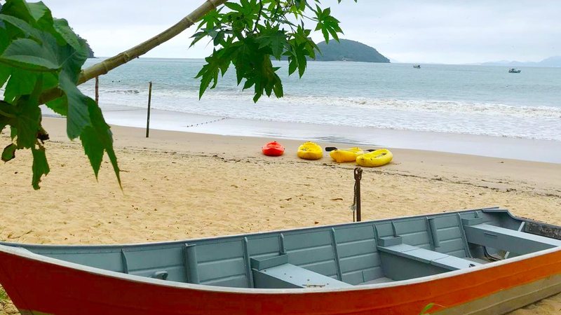 Praia Grande, em Ubatuba (SP), lotada de banhistas Sol, praia e multidão: foto da Praia Grande em Ubatuba (SP) impressiona praia grande em ubatuba lotada de pessoas - Jéssica Aquino