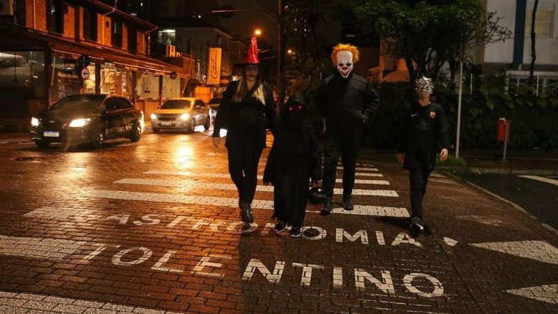 Fantasias são bem-vindas para animar ainda mais o clima da festa - Raimundo Rosa/Prefeitura de Santos