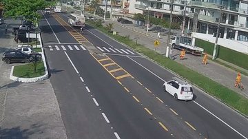 Trânsito tranquilo em trecho entre Ubatuba e São Sebastião, da rodovia Rio-Santos, durante a manhã de hoje (1º) - Imagem: Reprodução / DER-SP