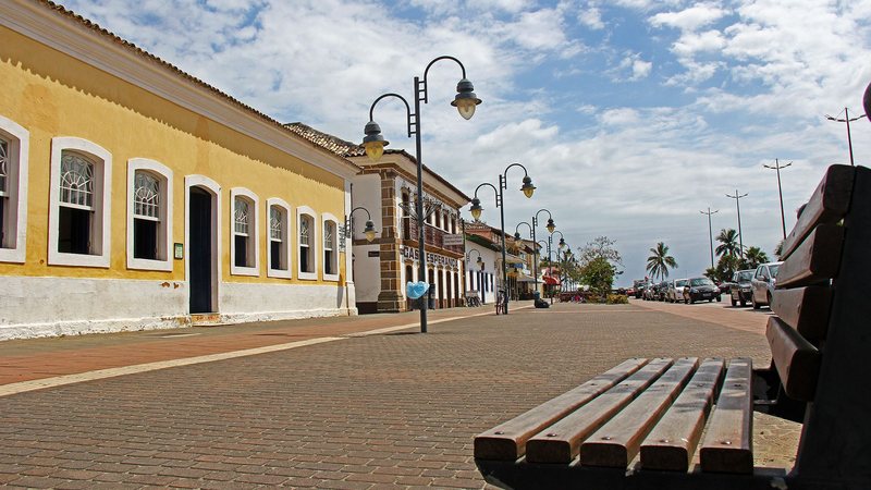 Fusca é consumido pelas chamas no centro de São Sebastião - Luciano Vieira/PMSS