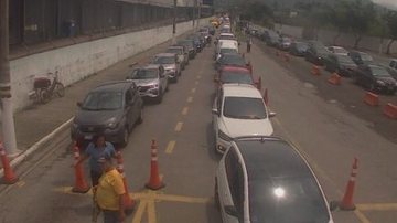 Fila de veículos na balsa de São Sebastião com destino a Ilhabela, durante a manhã de hoje (11) - Imagem: Reprodução / Departamento Hidroviário
