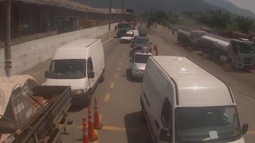 Longa fila de veículos na balsa de São Sebastião com destino a Ilhabela durante a manhã de hoje (1º) - Imagem: Reprodução / Departamento Hidroviário
