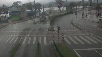 Travessia de balsas entre Santos e Guarujá durante a manhã de hoje (3). Pouca espera, apesar de tempo fechado - Imagem: Reprodução / Departamento Hidroviário