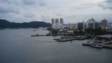 Projeto que liga Santos e Guarujá foi aprovado e deve se tornar realidade Túnel Santos Guarujá pode sair a partir de 2022 Foto aérea do porto de Santos - Luciana Sotelo